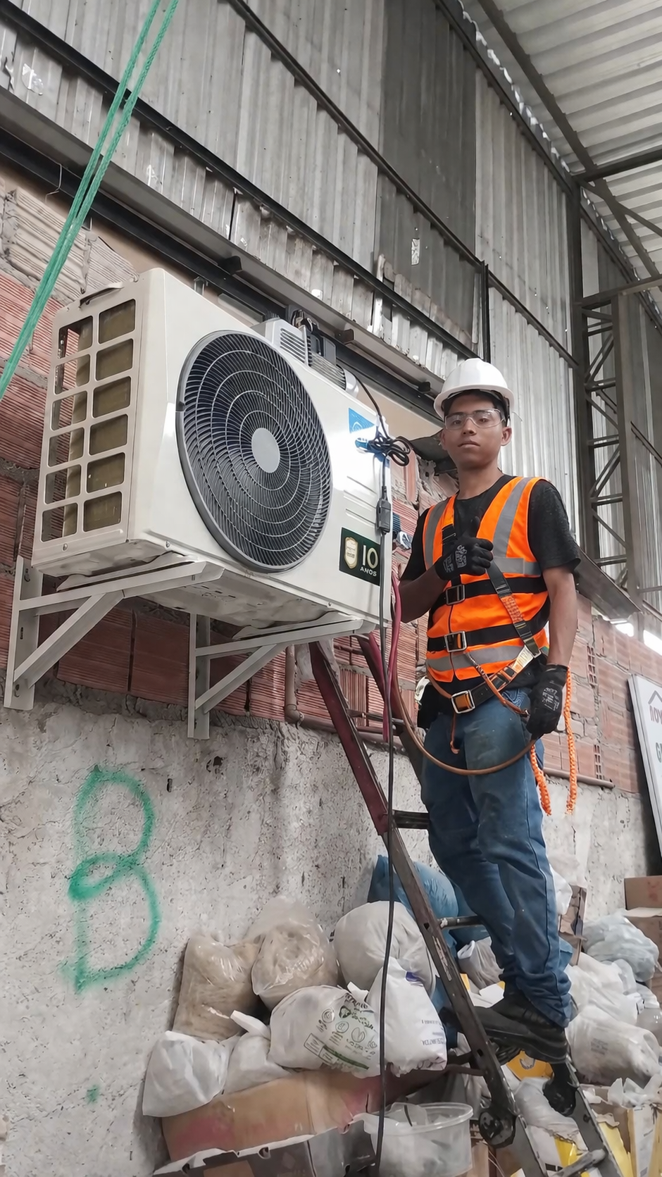 Técnico União Engenharia trabalhando em condensadora